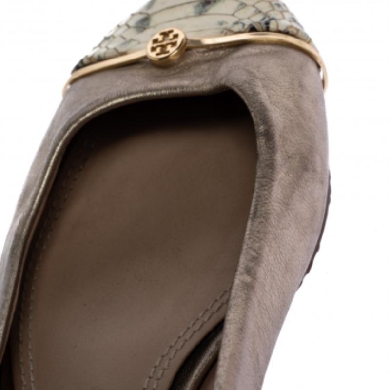 Tory Burch Gold Leather And Snake Print Cap Toe Bar Logo Ballet Flats Size 37 For Sale 2