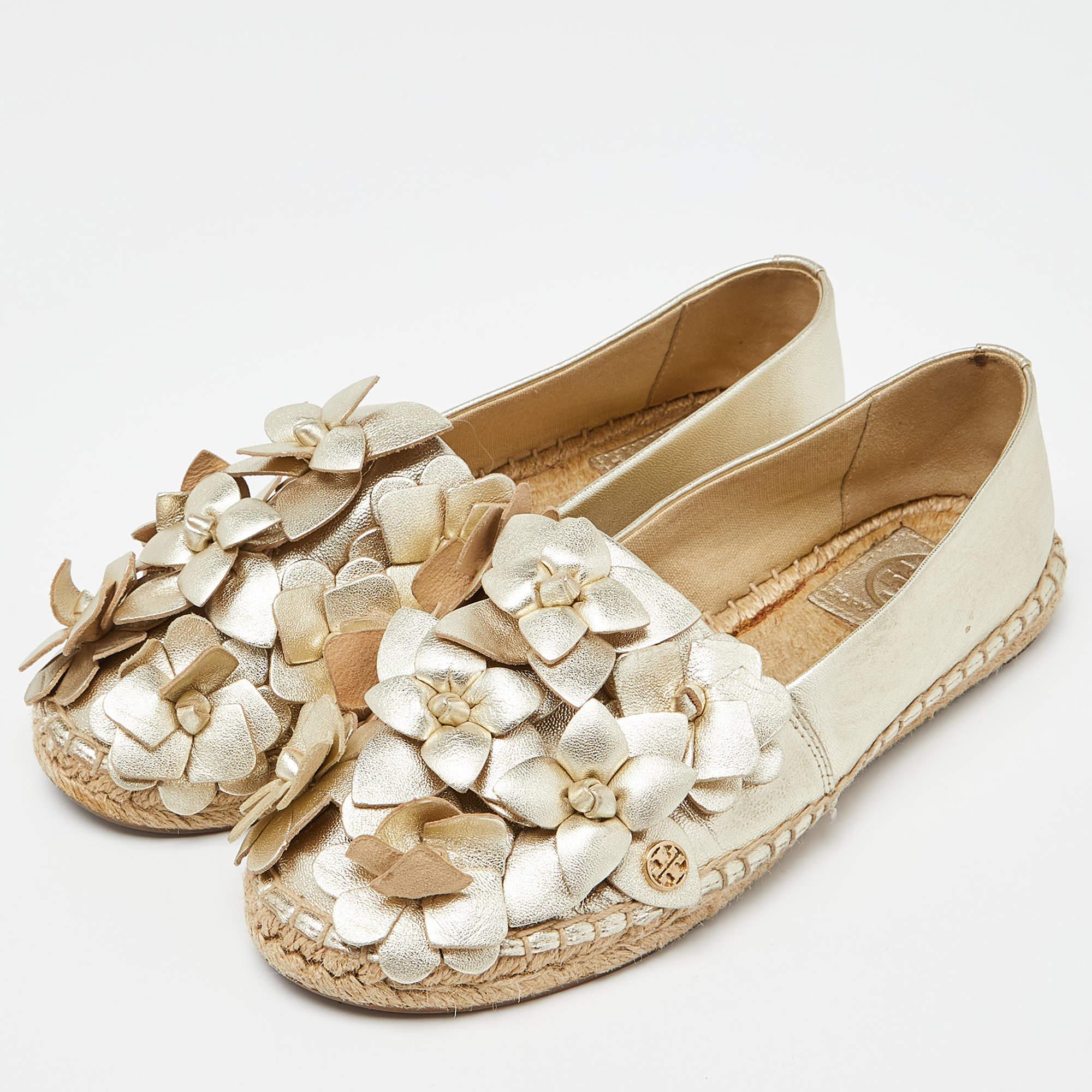 Let this comfortable pair be your first choice when youre out for a long day. These Tory Burch shoes have well sewn uppers beautifully set on durable soles.