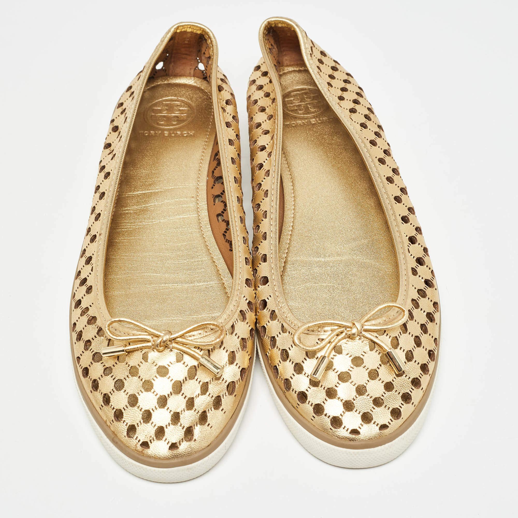 Tory Burch Gold Leather Cut Out Bow Ballet Flats Size 40.5 In Excellent Condition For Sale In Dubai, Al Qouz 2