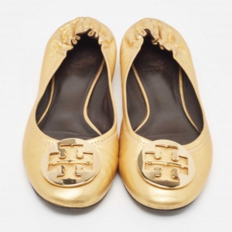 Tory Burch Bailarinas Reva Scrunch Piel Dorada Talla 38.5 en Bueno estado para la venta en Dubai, Al Qouz 2