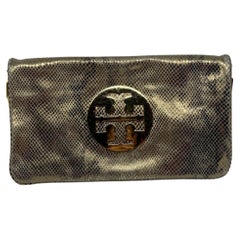 Tory Burch Gold Metallic Clutch aus Schlangenhaut mit Reva-Kette und Druck