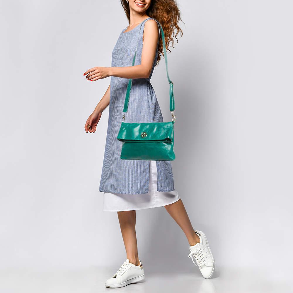 Designed in a fold over silhouette this Tory Burch crossbody bag will be your go to bag for any occasion. It features a green leather body with the iconic T logo. It comes fitted with a detachable shoulder strap that can easily be adjusted to the