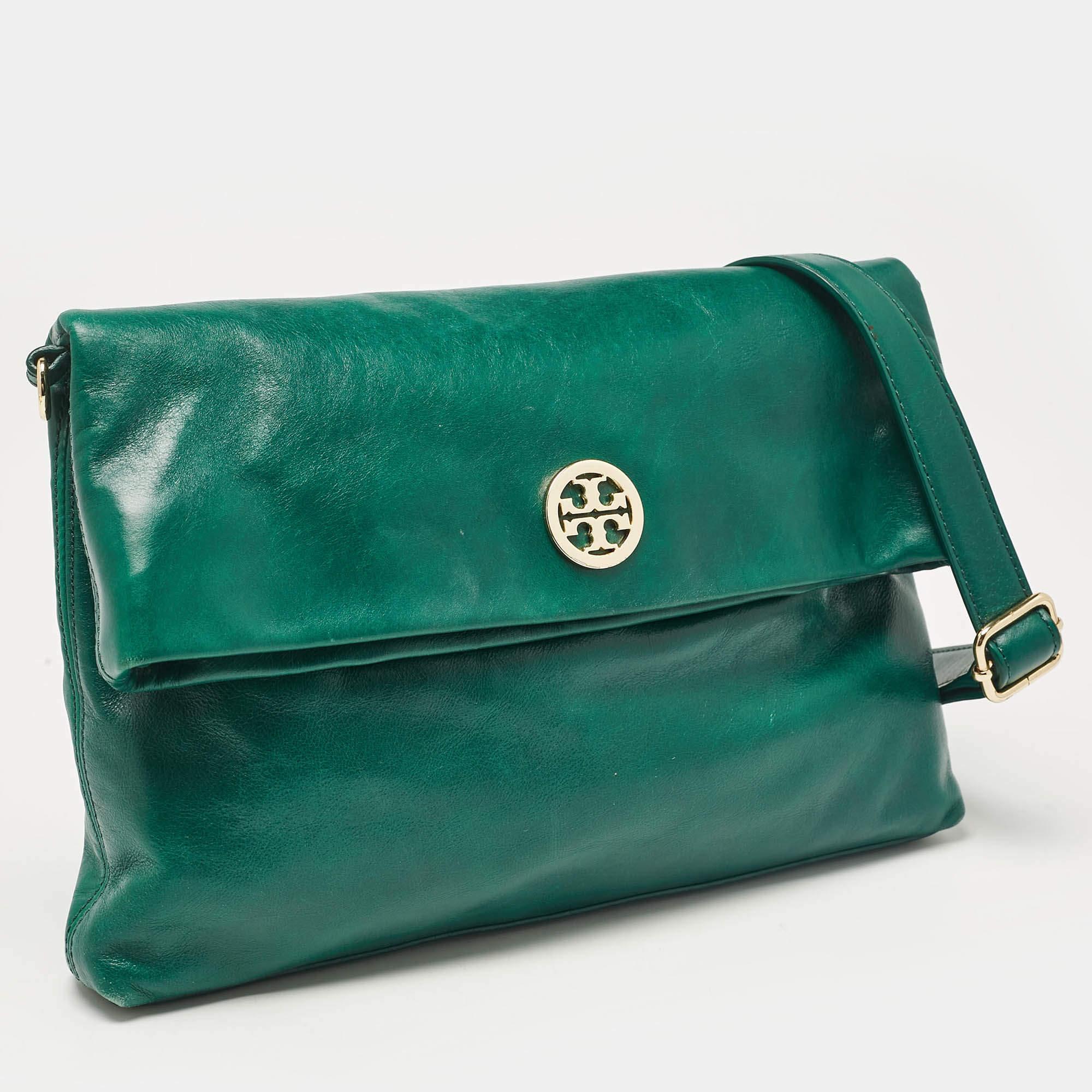 Tory Burch Green Leather Dena Fold Over Crossbody Bag In Good Condition In Dubai, Al Qouz 2