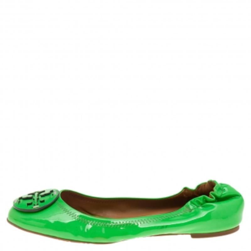 Donnez une touche de luxe à vos tenues décontractées avec ces ballerines chics de Tory Burch. Confectionnées en cuir verni et dotées d'un logo sur l'empeigne, elles présentent un style chouchou et constituent un choix parfait lorsque vous recherchez