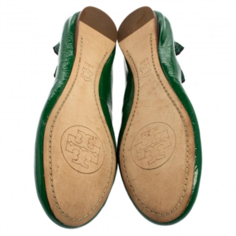 Lend a luxurious appeal to your casuals with these chic Caroline ballet flats from Tory Burch. Crafted from green patent leather and designed with logo accents on the uppers, they offer a scrunch style and are a perfect choice when you want both