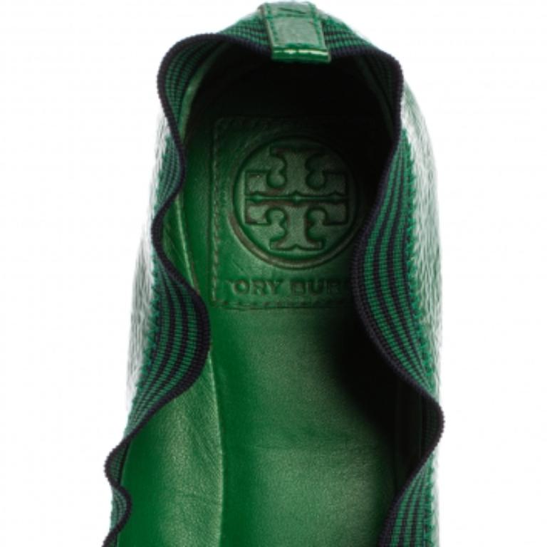 Black Tory Burch Green Patent Leather Caroline Ballet Flats Size 38.5 For Sale