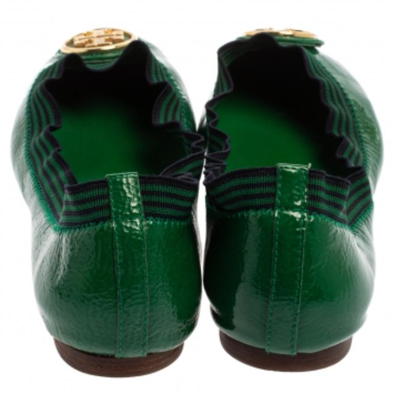 Tory Burch Green Patent Leather Caroline Ballet Flats Size 38.5 In Good Condition For Sale In Dubai, Al Qouz 2