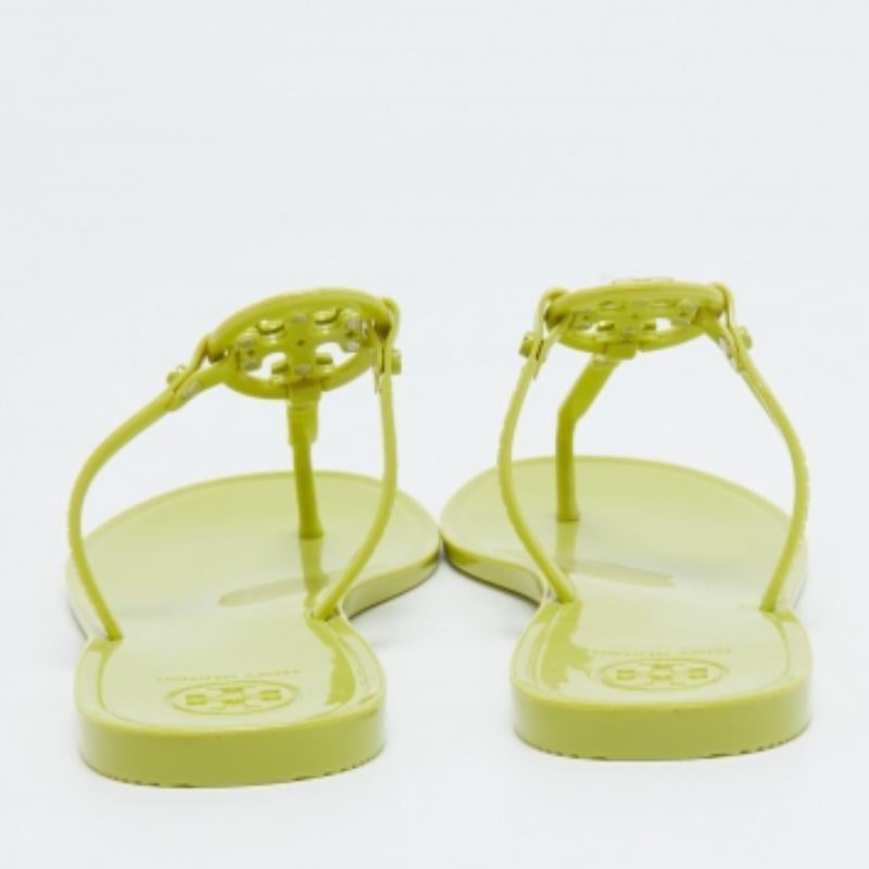 Sandalias planas Miller de caucho verde de Tory Burch talla 37.5 en Bueno Estado en Dubai, Al Qouz 2