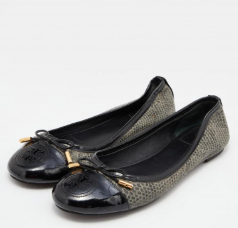Cuando la comodidad se une al estilo, obtenemos estas bailarinas bien diseñadas de Tory Burch. Confeccionados en piel grabada en pitón y charol negro, llevan puntera en punta, motivos de logotipos y cómodas plantillas para que te resulten cómodos