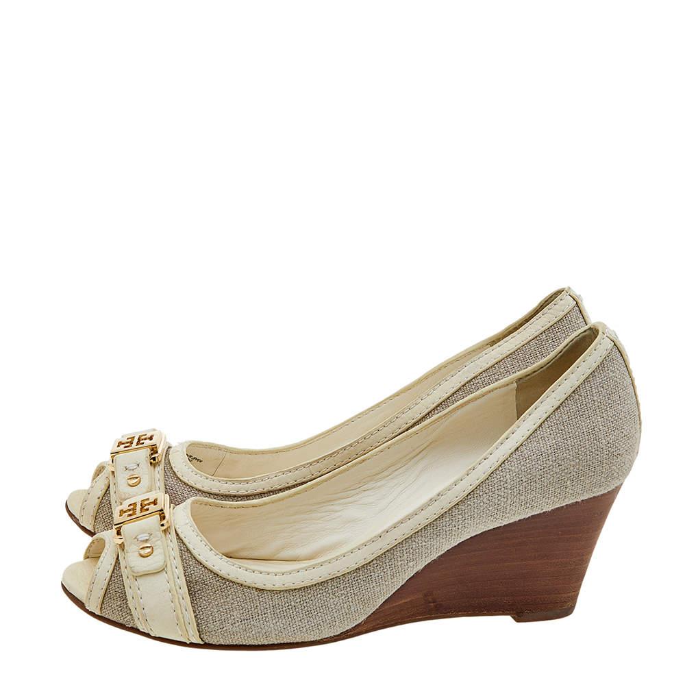 Tory Burch Grey/Cream Canvas And Leather Wedge Peep Toe Pumps Size 37.5 In Good Condition In Dubai, Al Qouz 2