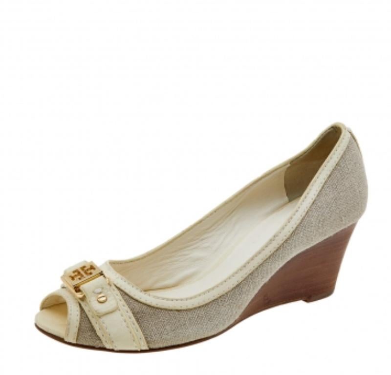 Tory Burch Grey/Cream Canvas And Leather Wedge Peep Toe Pumps Size 37.5 In Fair Condition For Sale In Dubai, Al Qouz 2