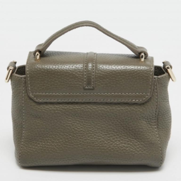 Diese Tasche von Tory Burch wurde sorgfältig verarbeitet, um Ihnen ein luxuriöses Accessoire zu bieten, das Sie zu schätzen wissen. Es zeichnet sich durch hohe Qualität und dauerhafte Attraktivität aus. Investieren Sie noch heute in sie!