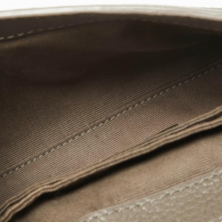 Tory Burch Graue Ledertasche 797 mit Henkel oben im Zustand „Gut“ im Angebot in Dubai, Al Qouz 2