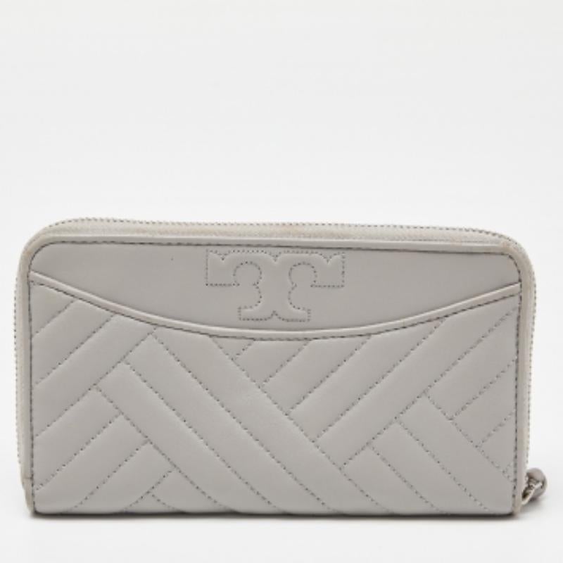Diese stilvolle Geldbörse von Tory Burch bringt einen Hauch von Luxus und großen Stil mit sich. Sie ist perfekt verarbeitet, um Ihre Karten und Ihr Bargeld ordentlich zu verstauen.