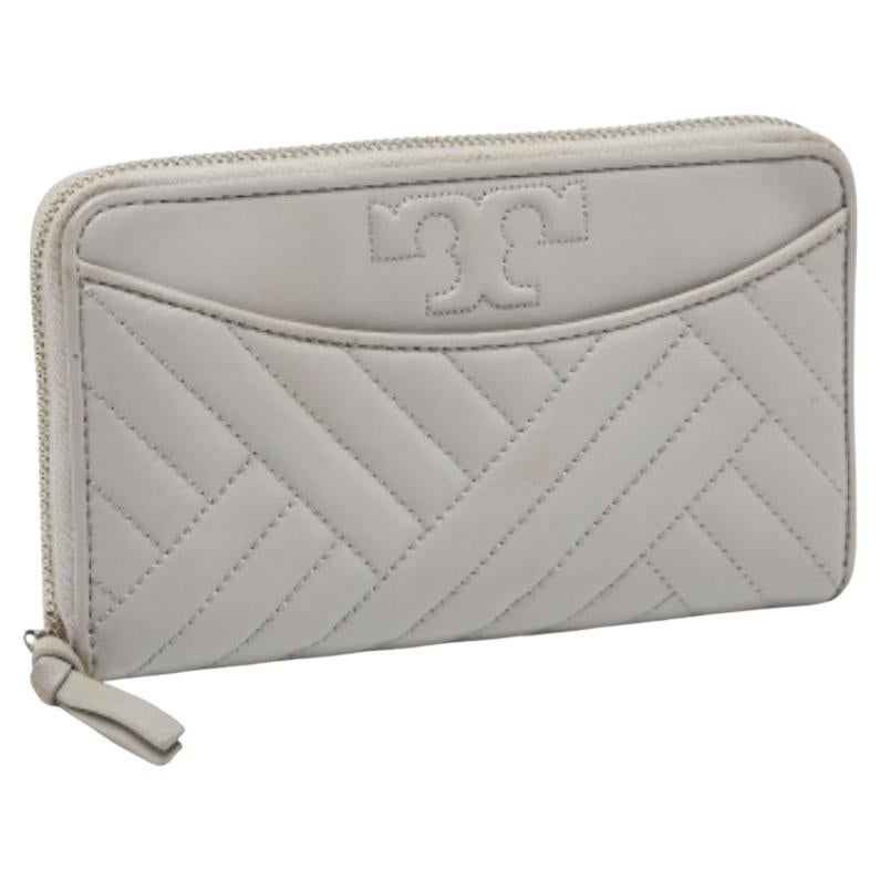 Tory Burch Graues Alexa Continental Brieftasche aus Leder im Angebot