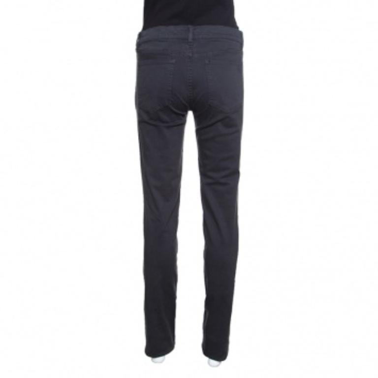 Die Phantom-Hose von Tory Burch lässt sich leicht stylen, da sie mühelos verschiedene Farbtöne und Stile ergänzt. Sie sind aus dehnbarer Baumwolle gefertigt und verfügen über vier Taschen, eine bequeme Silhouette und einen Reißverschluss auf der