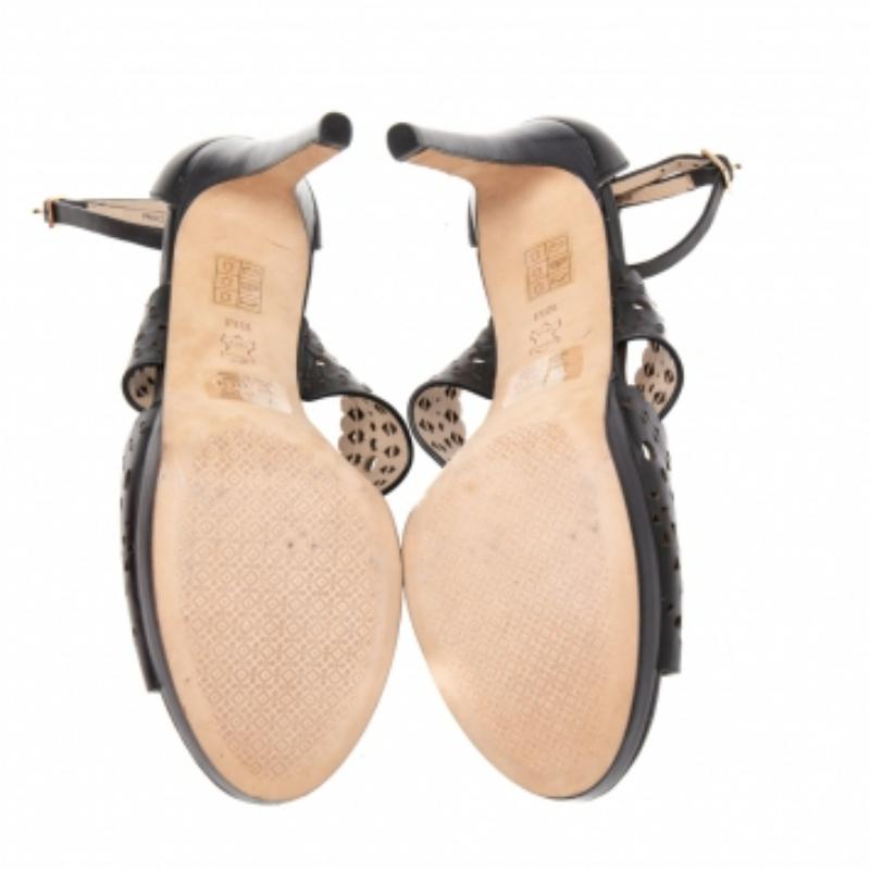 Ces sandales de Tory Burch deviendront vos préférées en un rien de temps. Elles sont réalisées en cuir noir découpé au laser et rehaussées de bordures festonnées. Ils sont dotés de plateformes, d'une bride de cheville à boucle et de talons très fins.