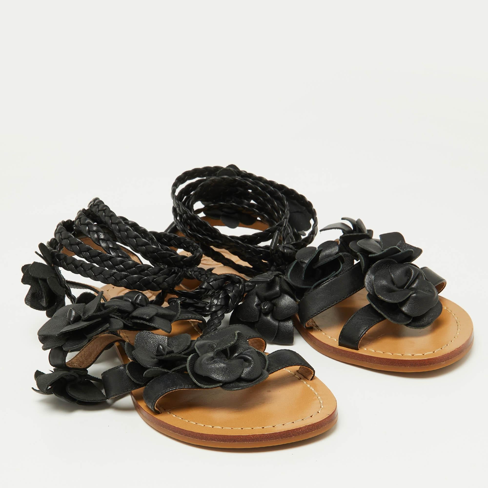 Tory Burch Leather Blossom Floral Embellished Flat Gladiator Sandals Size 37 In Good Condition For Sale In Dubai, Al Qouz 2
