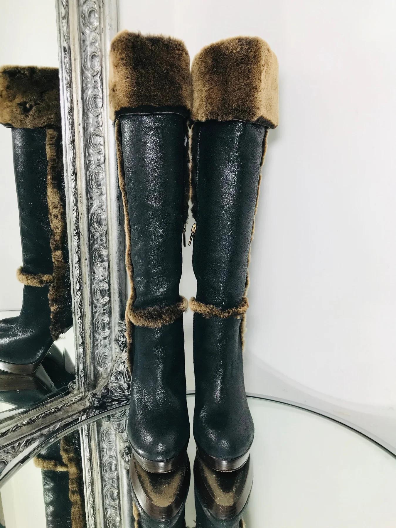 Tory Burch Leather & Shearling Boots

Sebastian knee high boots crafted from leather with shearling trim in brown. Exposed zip at inner side and embossed logo patch at heel cap.

Additional information:
Size – 8M - 6UK
Composition - Leather,