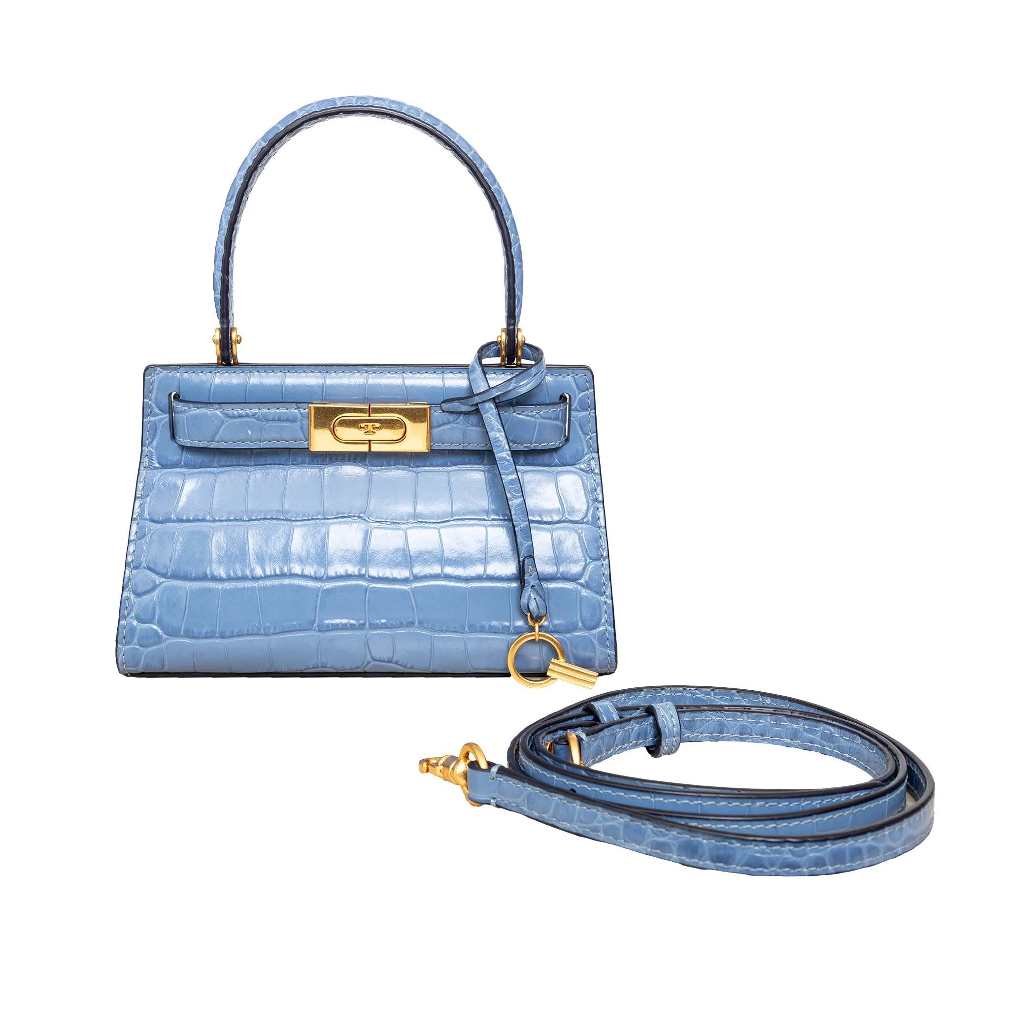Chic e compatta, la Mini Lee Radziwill Top-Light Bag in pelle goffrata blu chiaro presenta una chiusura a T e una tracolla staccabile. 
 Osservazioni: ci sono alcune macchie. 
 Materiale: Pelle 
 Misure:
