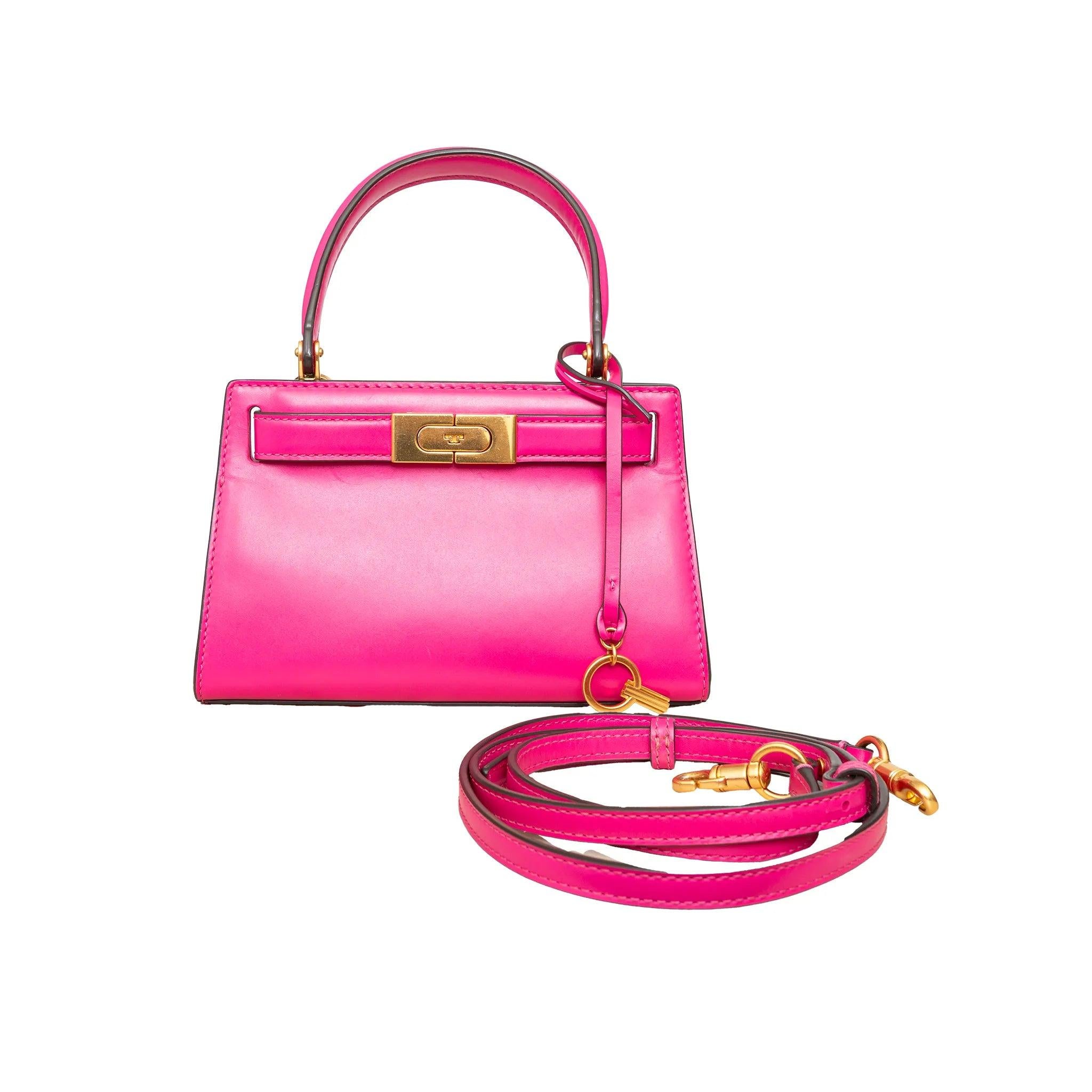 Chic e strutturata, la Mini Lee Radziwill Top-Handle Bag in pelle rosa brillante presenta una chiusura a T con cintura e una tracolla staccabile. 
 Osservazioni: ci sono alcuni graffi. 
 Materiale: Pelle 
 Misure:
