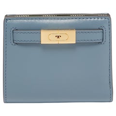 Tory Burch Hellblaue Mini Lee Radziwill Brieftasche aus Leder