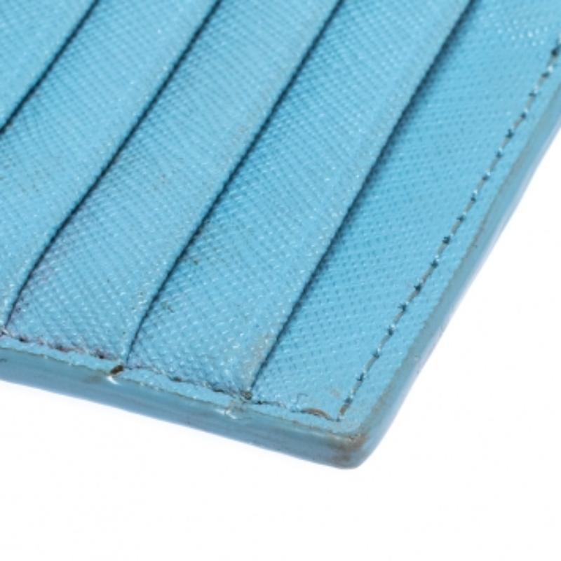 Questo splendido portacarte di Tory Burch è un pezzo forte. Realizzata in pelle blu chiaro, è dotata di più slot per carte sul davanti e di una tasca con chiusura a zip. Il logo del marchio fa la sua comparsa anche nella parte anteriore.