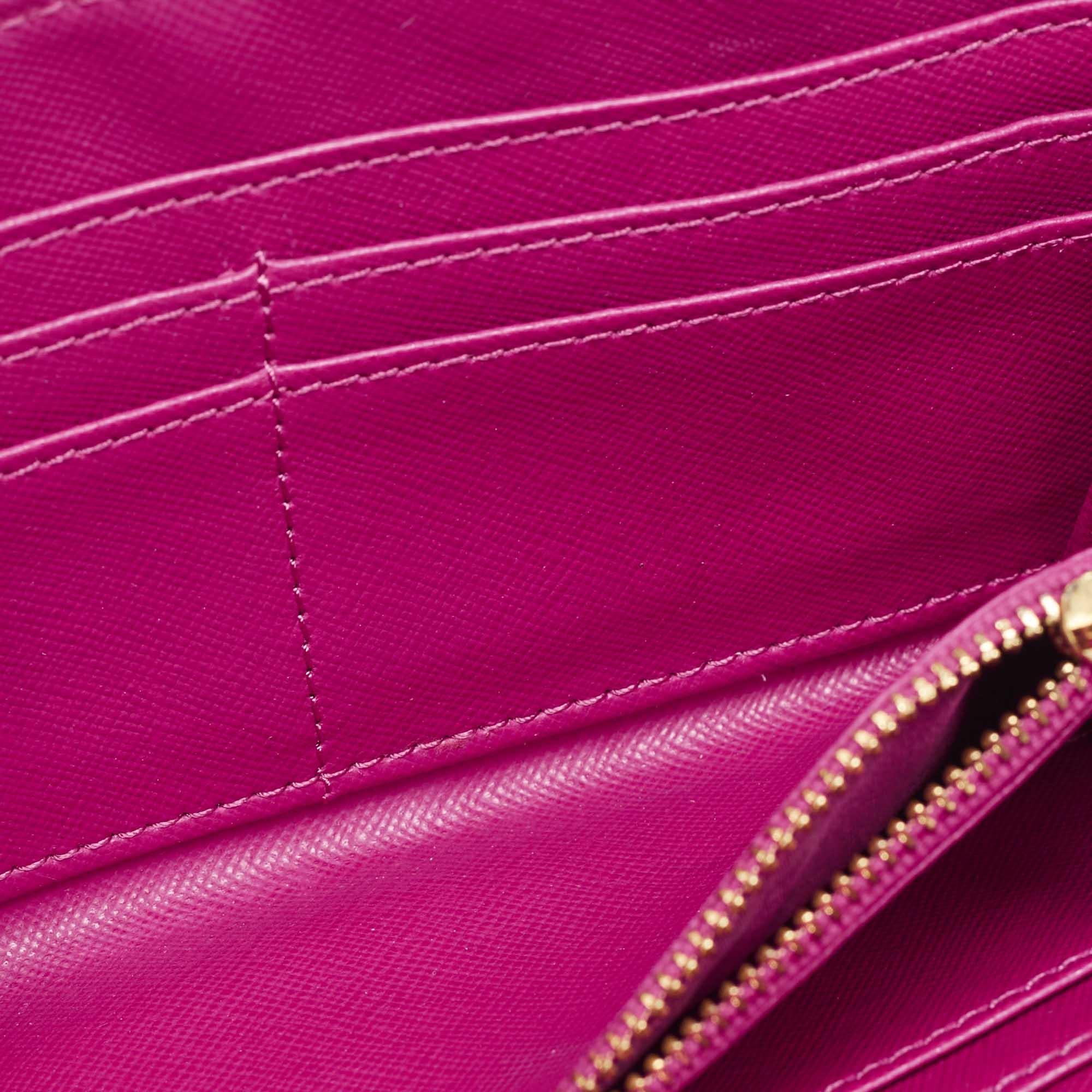 Compact and stylish this wallet will be your favorite grab and go companion. Designed from quality materials its interior is divided into different compartments to store your cards and cash perfectly.