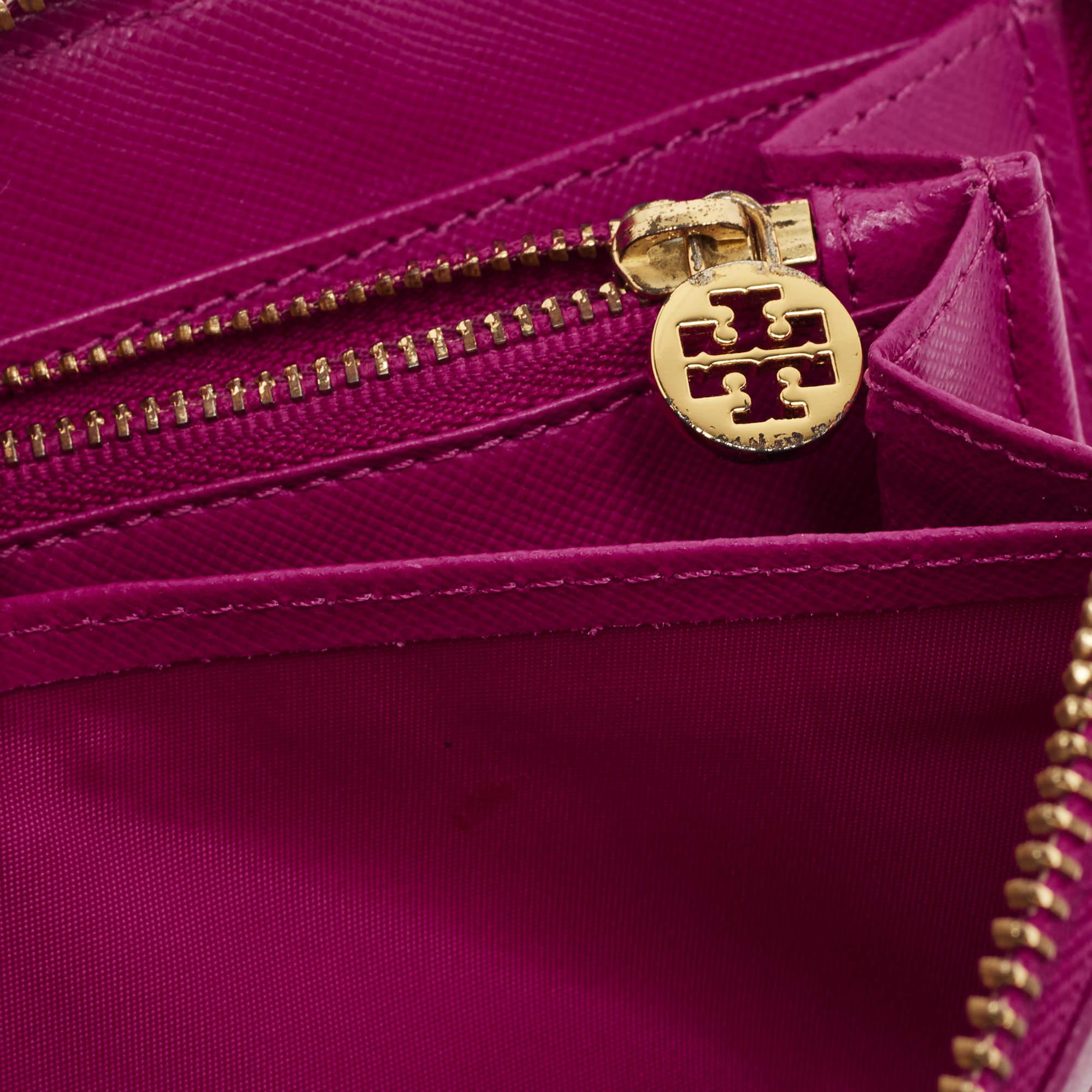 Tory Burch Majenta Saffiano Leather Robinson Zip Around Wallet In Good Condition For Sale In Dubai, Al Qouz 2