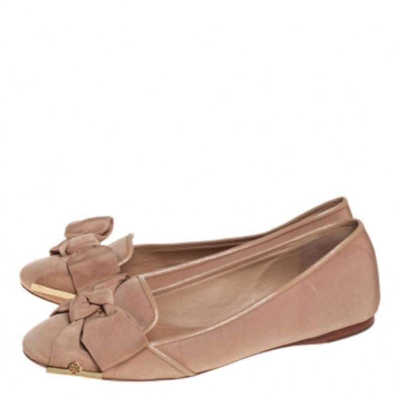You would never want to take off these comfortable Tory Burch ballet flats. They are crafted from quality fabric and designed with round toes and bow details on the vamps. They are finished with gold-tone logo detailing and leather soles.