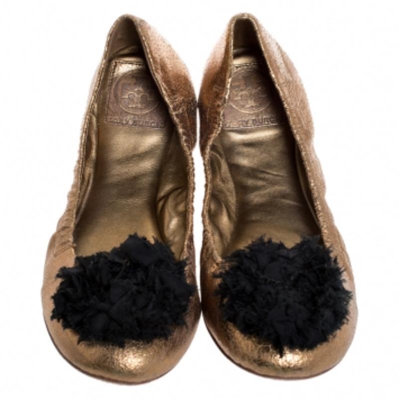 Tory Burch Metallic Bronze Crackled Leder Blume Scrunch Ballett Flats Größe 40 (Braun) im Angebot