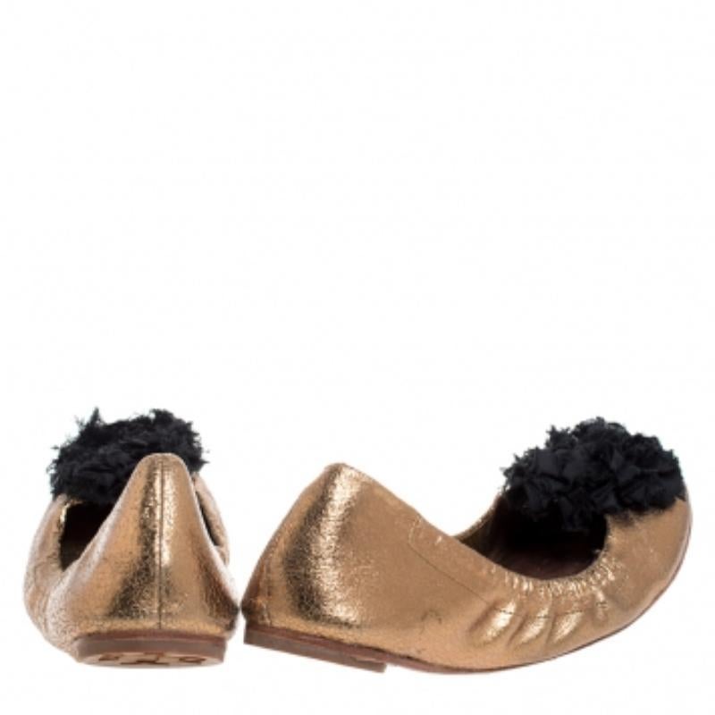 Tory Burch Metallic Bronze Crackled Leder Blume Scrunch Ballett Flats Größe 40 im Zustand „Relativ gut“ im Angebot in Dubai, Al Qouz 2