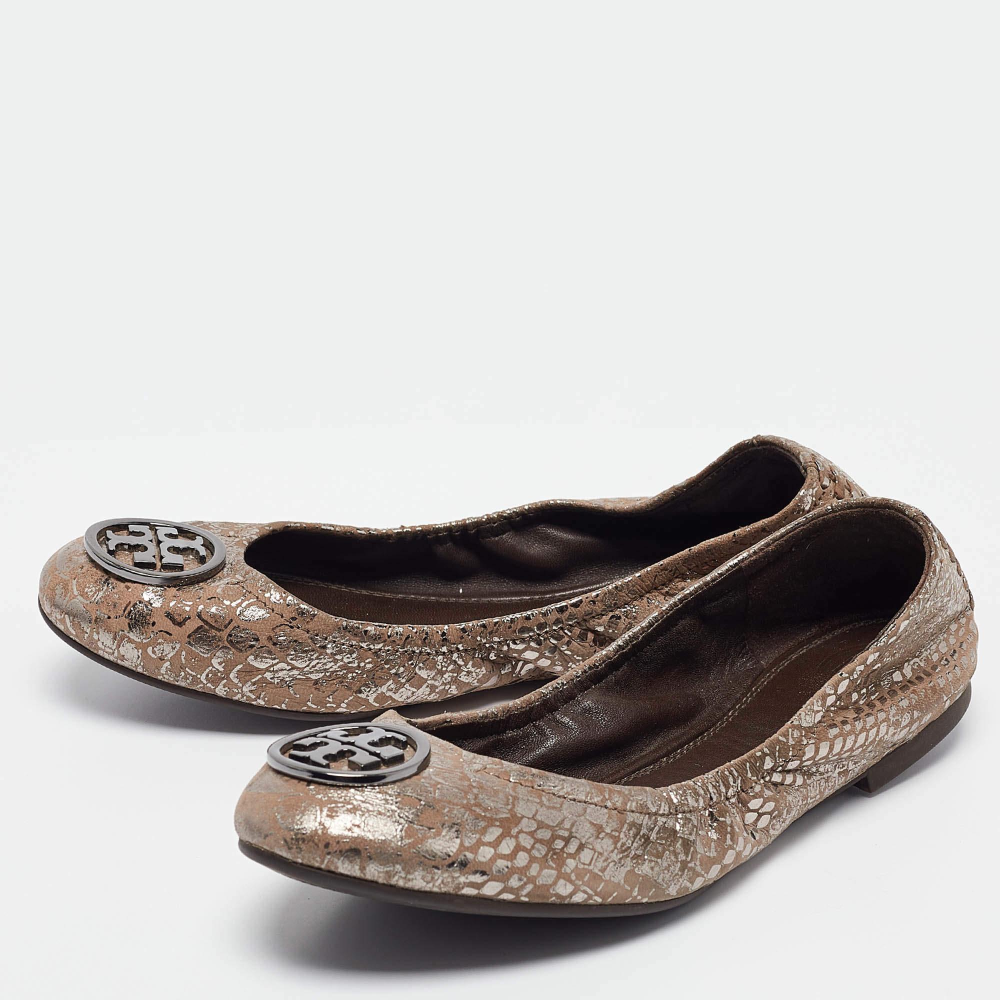 Laissez-vous séduire par le confort et le style classique de ces ballerines Tory Burch. Fabriquées avec talent, ces chaussures de haute qualité sont parfaitement conçues pour vous accompagner tout au long de la journée avec la plus grande aisance.