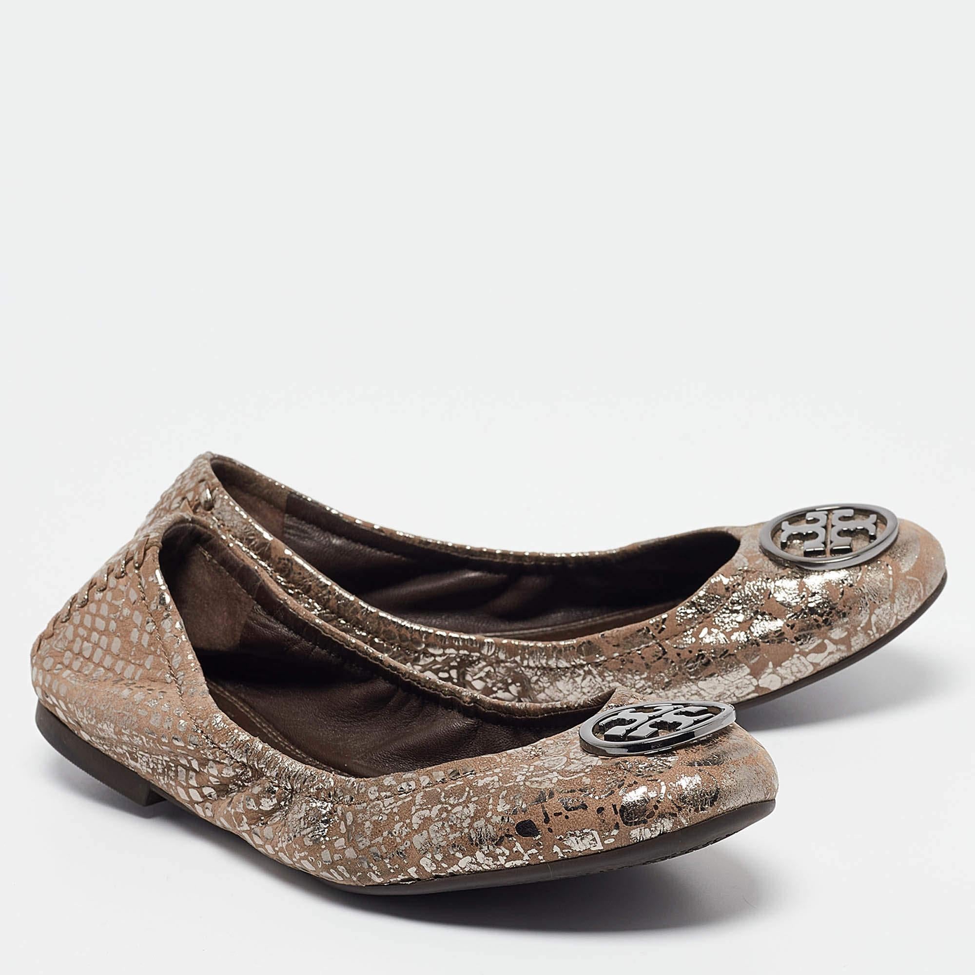 Tory Burch Metallic Brown Textured Suede Heidi Scrunch Ballet Flats Size 36 Bon état - En vente à Dubai, Al Qouz 2