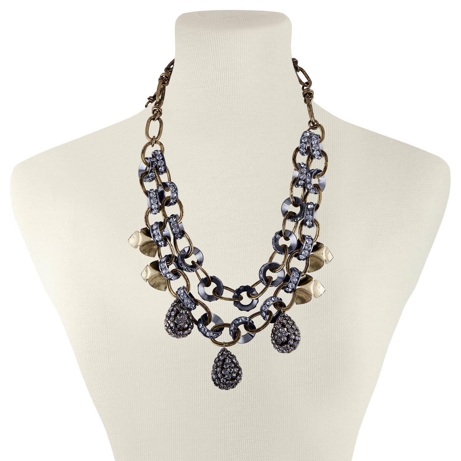 Collar Tory Burch de doble cadena con lágrima de diamantes.
El collar es de doble cadena
El collar mide 36
