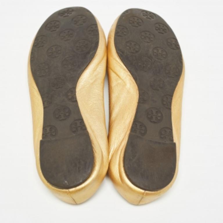 Tory Burch - Ballerines Claire en cuir doré métallisé, taille 37,5 en vente 2
