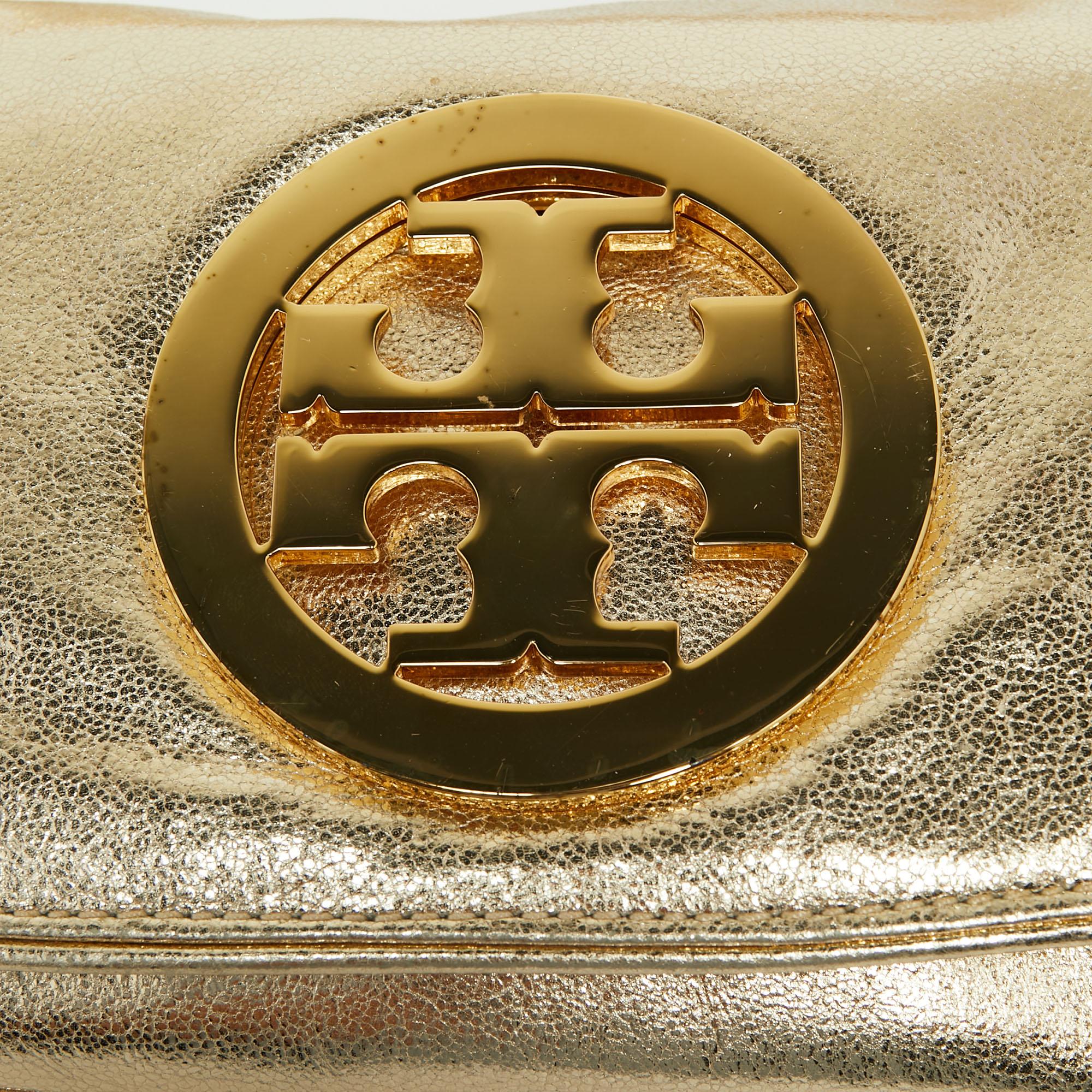 Tory Burch Metallic Gold Leather Reva Logo Crossbody Bag In Good Condition In Dubai, Al Qouz 2