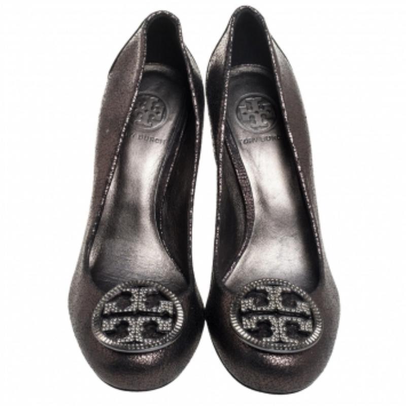 Women's Tory Burch Metallic Grey Leather Embellished Logo Pumps Size 38.5 For Sale