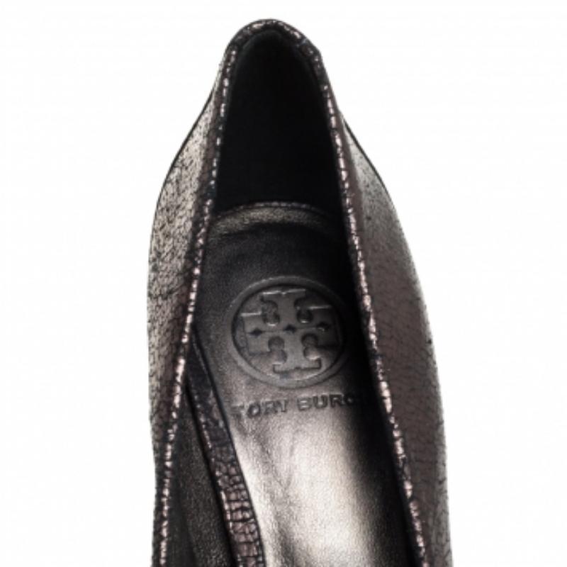 Tory Burch Metallic Grey Leather Embellished Logo Pumps Size 38.5 For Sale 2