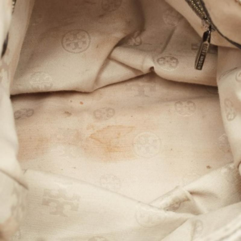 Le borse eleganti non mancano mai di fare un'impressione alla moda. Fai tua questa hobo di design abbinandola a un abbigliamento da lavoro sofisticato e a un look casual chic.