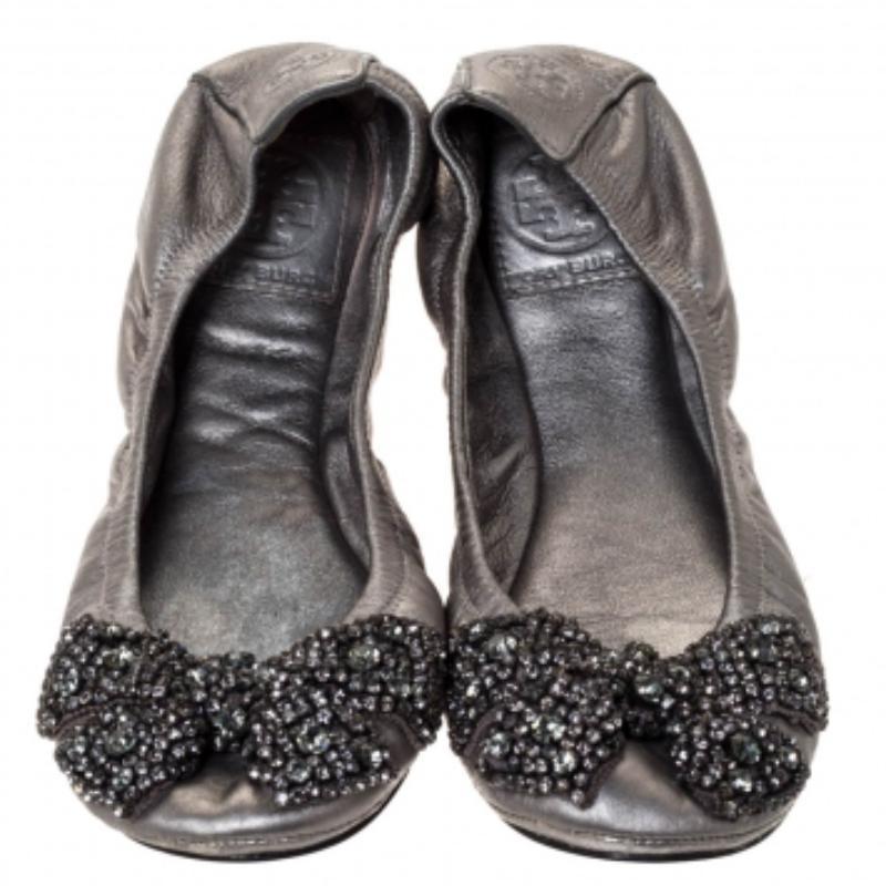 Nunca querrás quitarte estas cómodas bailarinas Azalea de Tory Burch. Están fabricados en piel metalizada de color plateado y decorados con lazos en la parte superior. Los dedos redondos y el estilo scrunch las convierten en imprescindibles.