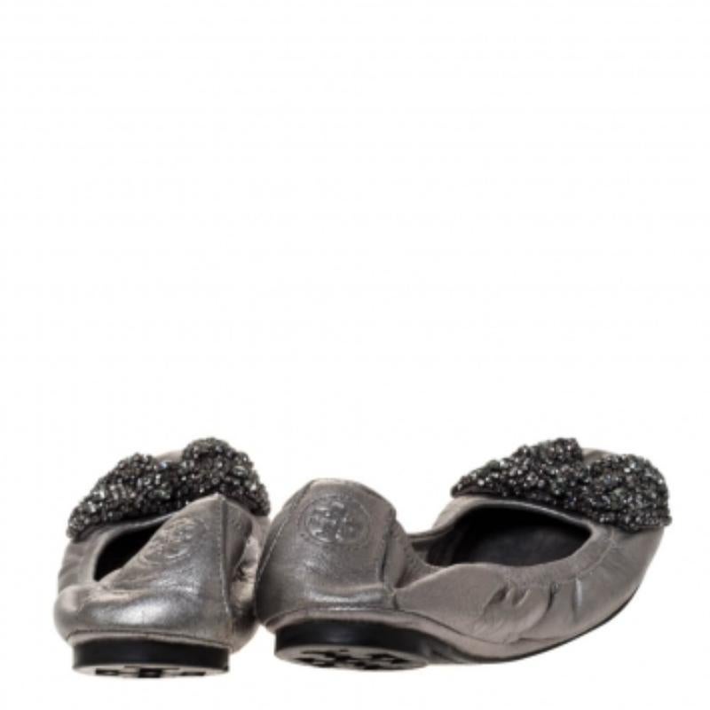 Tory Burch Bailarinas Azalea Scrunch de cuero plateado metalizado talla 38 en Bastante bueno estado para la venta en Dubai, Al Qouz 2