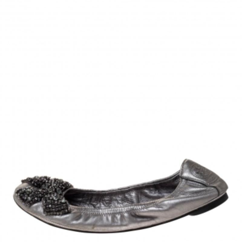 Tory Burch Bailarinas Azalea Scrunch de cuero plateado metalizado talla 38 en venta 1