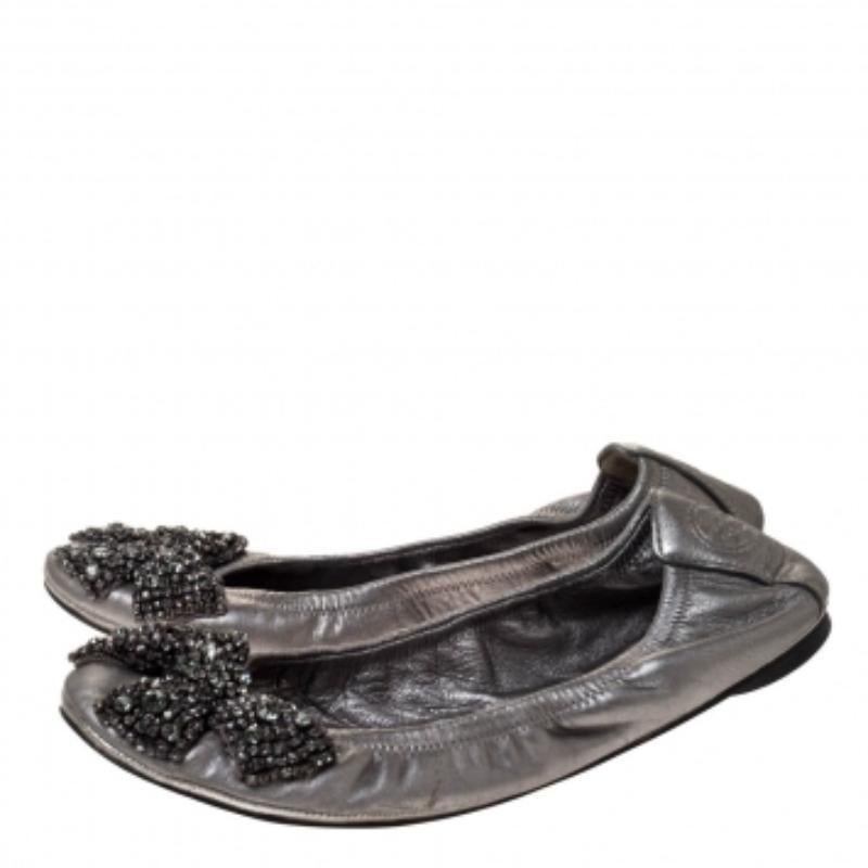Tory Burch Bailarinas Azalea Scrunch de cuero plateado metalizado talla 38 en venta 2
