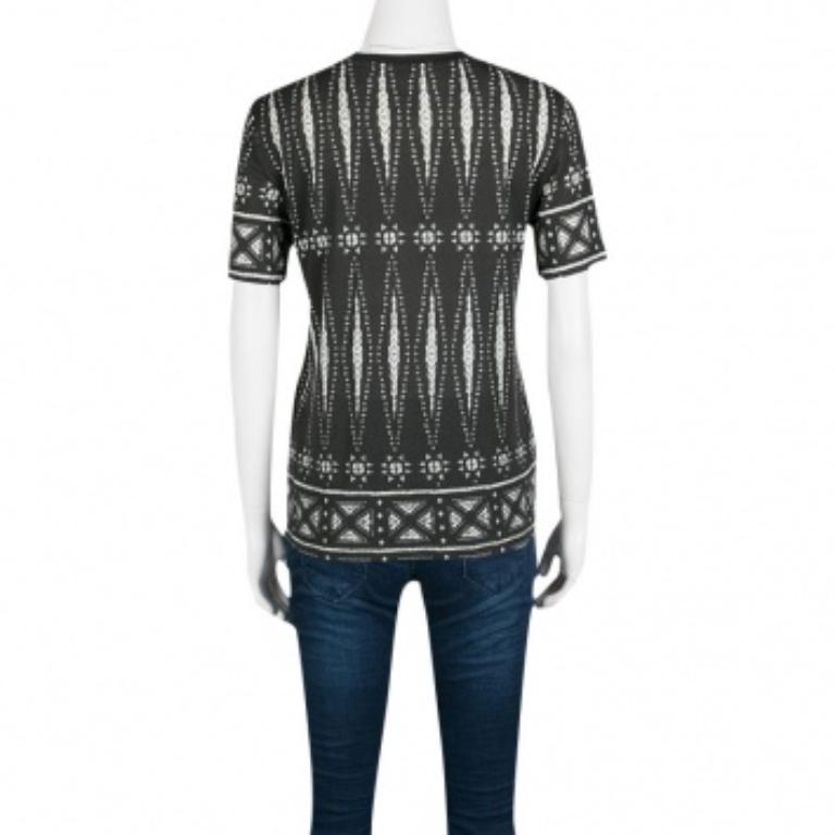 Ponte un conjunto refrescante para tus almuerzos dominicales y para ir de compras con esta camiseta de Tory Burch. Sencillo, con una estructura de algodón Pima y un estampado monocromático, el top quedará bien durante el día con unos pantalones de