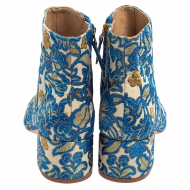 Tory Burch bringt Ihnen dieses Paar fein gearbeiteter Brokatstoff-Stiefel, die absolut atemberaubend anzusehen sind. Sie sind in verschiedenen Farbtönen gehalten, mit Reißverschlüssen versehen und balancieren auf 5 cm hohen Blockabsätzen. Sie werden