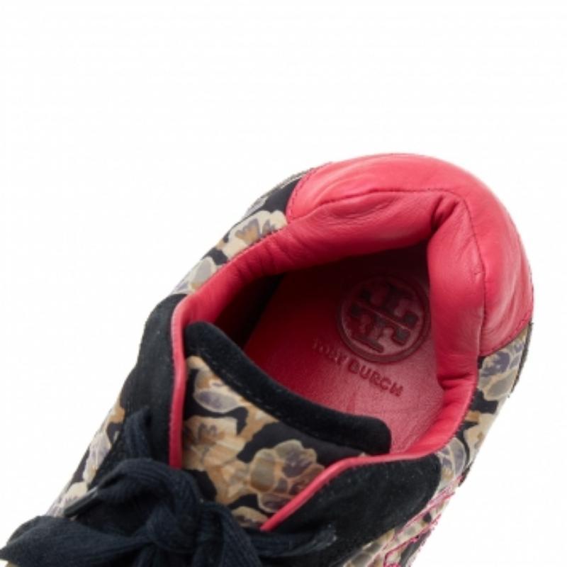 Diese Sneakers von Tory Burch in klassischer Low-Top-Silhouette sind eine nahtlose Kombination aus Luxus, Komfort und Stil. Sie werden aus Stoff und Leder in vielen Farbtönen hergestellt. Diese Sneaker sind mit Logodetails, geschnürten Vamps und