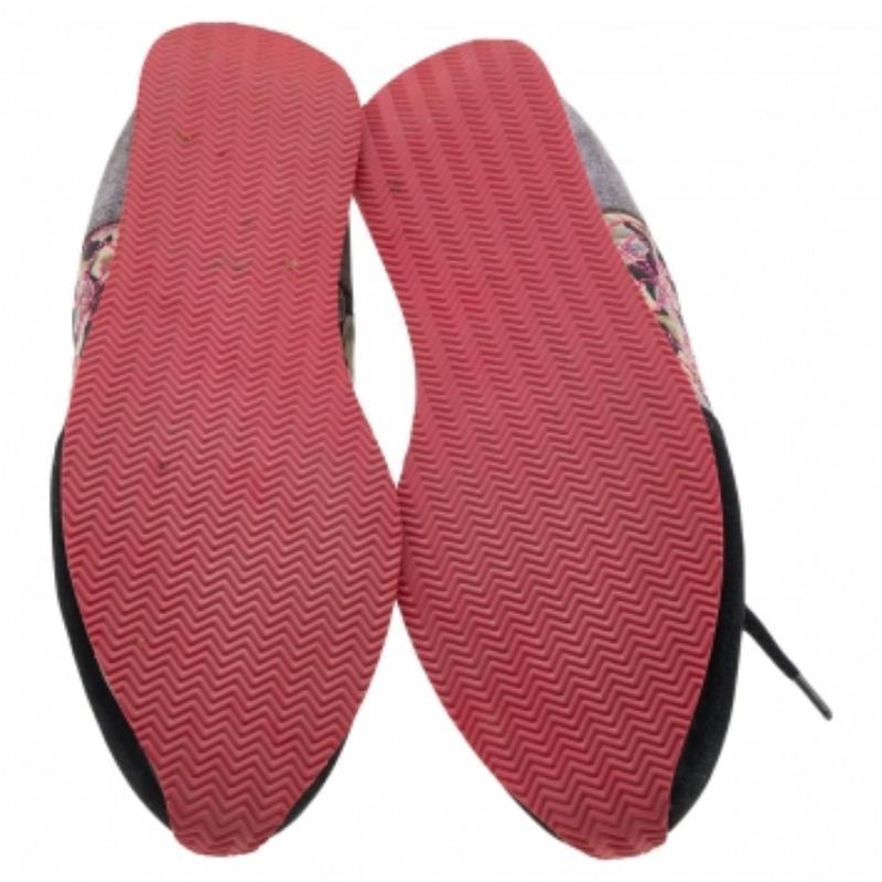 Tory Burch Mehrfarbige Low Top-Sneakers aus Stoff und Leder aus Stoff und Leder Größe 38 im Zustand „Gut“ im Angebot in Dubai, Al Qouz 2