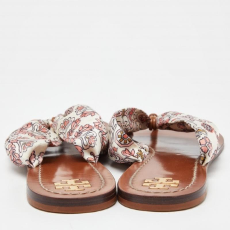 Tory Burch Multicolor Print Satin Carson Zehensandalen Größe 41 (Beige) im Angebot