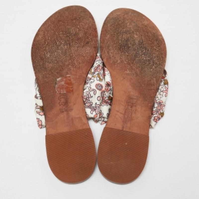 Tory Burch Multicolor Print Satin Carson Zehensandalen Größe 41 im Zustand „Relativ gut“ im Angebot in Dubai, Al Qouz 2